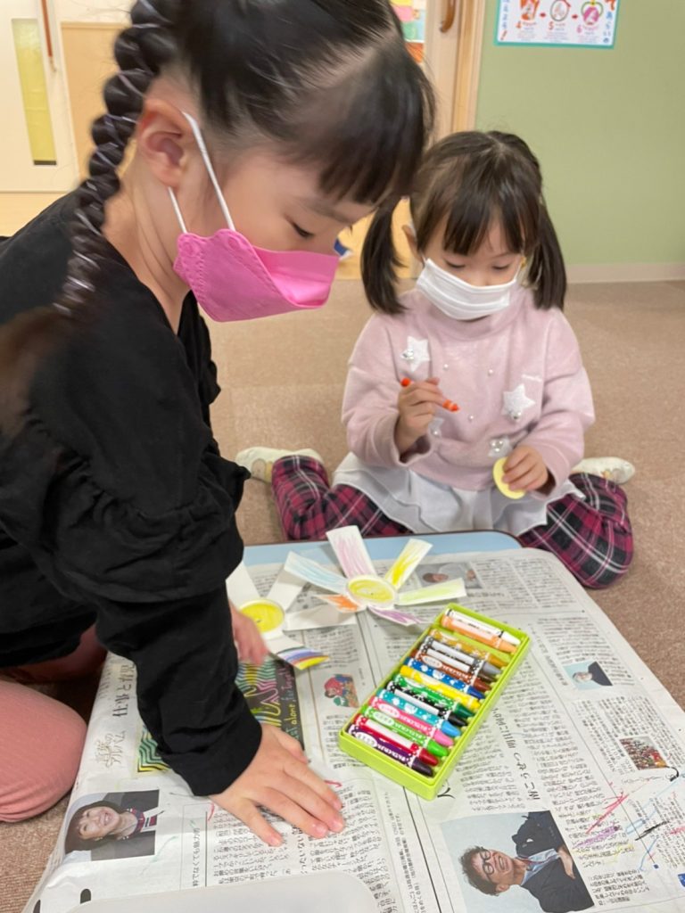 あづま幼稚園 くるくるフラワー 三つ編みあそび